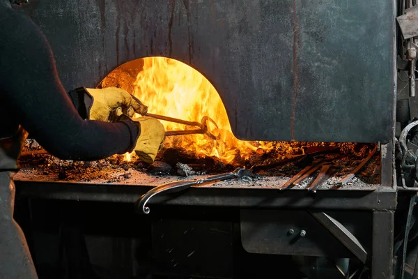 Artista Metal Femenino Selecciona Una Pieza Trabajo Horno Herrero Combustión — Foto de Stock