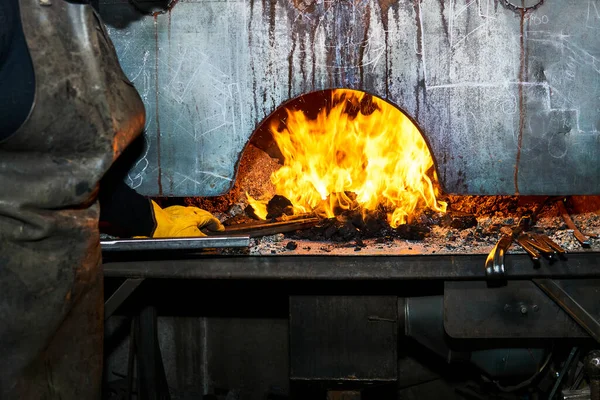 Artista Metal Femenino Elige Una Pieza Trabajo Horno Herrero Llamas — Foto de Stock