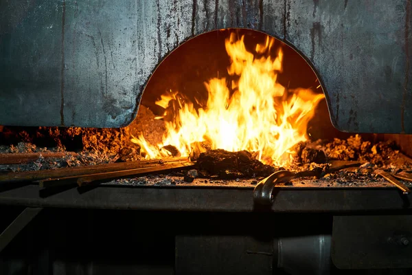 Kovářské Pece Vnitřní Prostor Hořícím Ohněm Kovové Polotovary Zahřívání Něm — Stock fotografie