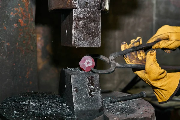 Power Hamer Verandert Een Bol Een Rode Hete Metalen Werkstuk — Stockfoto