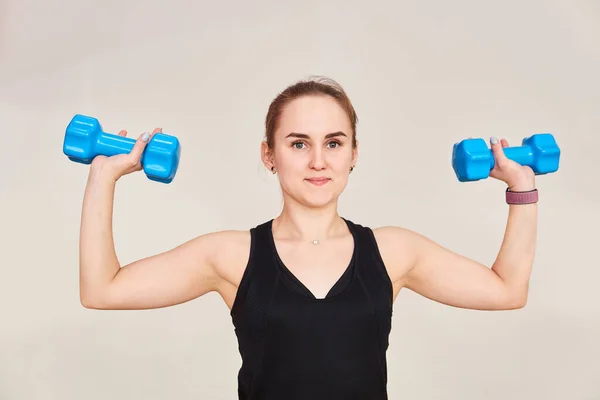 Joven Petite Woman Realiza Ejercicio Con Mancuernas Retrato Media Longitud — Foto de Stock