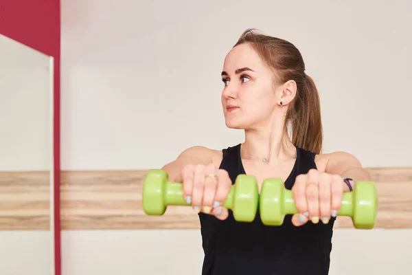 Joven Petite Mujer Está Entrenando Con Mancuernas Gimnasio Mirando Espejo — Foto de Stock