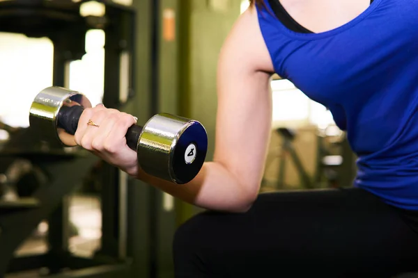 Mano Una Mujer Que Realiza Ejercicio Mancuerna Para Bíceps Gimnasio — Foto de Stock