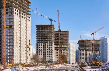 İnşaat halindeki binalar, çok katlı apartmanlar kompleksinin inşaat alanının manzarası, 