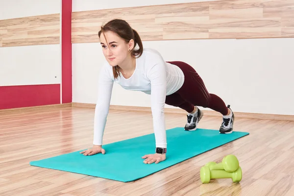 Mujer Joven Elegante Gimnasio Realiza Ejercicio Push Estera Fitness Mancuernas — Foto de Stock