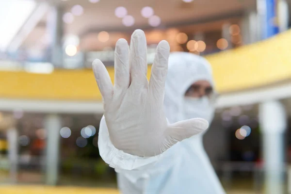 Hombre Traje Desechable Epidemia Traje Aislamiento Antibacteriano Muestra Gesto Prohibición — Foto de Stock