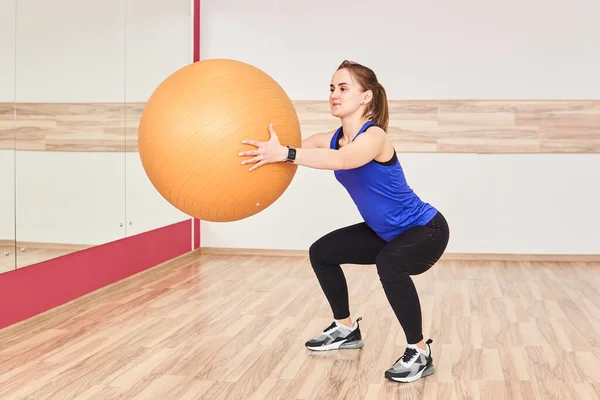 Joven Petite Mujer Está Entrenando Haciendo Sentadillas Con Fyt Ball — Foto de Stock