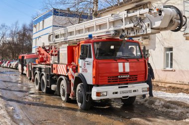 Perma, Rusya - 20 Mart 2020: Bahar sokağında döner merdivenli itfaiye aracı