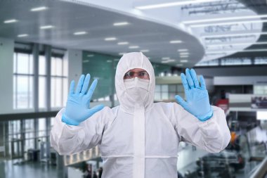 Tek kullanımlık anti-bakteriyel izolasyon davasındaki adam epidemiyolojisti havaalanı ya da tren istasyonuna karşı yasaklama hareketi gösteriyor.