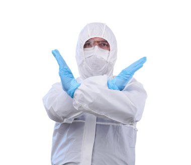 Tek kullanımlık anti-bakteriyel izolasyon giysisi giyen adam epidemiyolojisti beyaz bir grupta izole edilmiş iki elli yasaklayıcı bir jest gösteriyor.