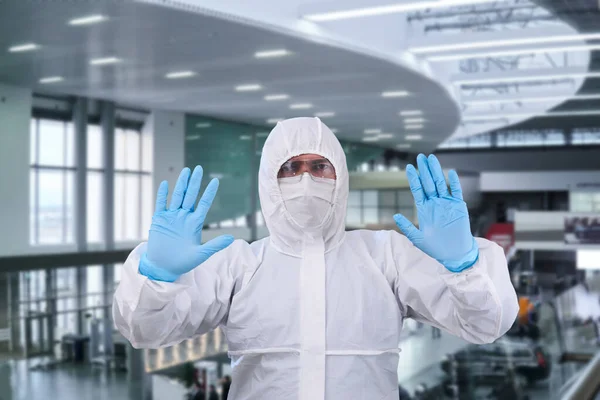 Epidemiólogo Hombre Traje Desechable Epidemia Traje Aislamiento Antibacteriano Muestra Gesto — Foto de Stock