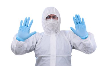 Tek kullanımlık anti-bakteriyel izolasyon giysisindeki adam epidemiyolojisti beyaz arka planda izole edilmiş iki elle yasaklayıcı bir jest gösteriyor.