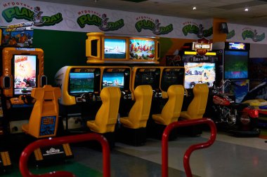 Perm, Rusya - 25 Mart 2020: Boş, karanlık bir eğlence atari salonunun içi