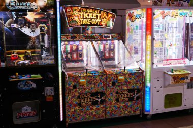 Perm, Rusya - 25 Mart 2020: Boş, karanlık bir eğlence salonunun içi