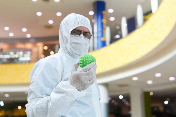 Hombre Traje Desechable Epidemia Traje Aislamiento Antibacteriano Sospechosamente Sostiene Mano — Foto de Stock