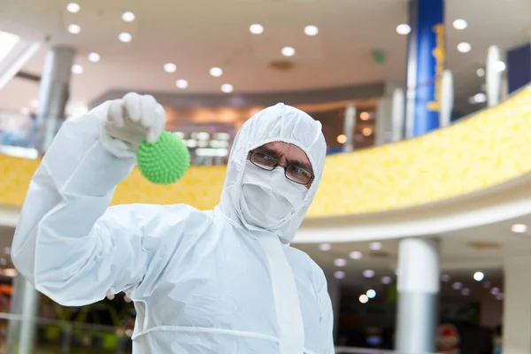 Hombre Traje Desechable Epidemia Traje Aislamiento Antibacteriano Sospechosamente Sostiene Mano — Foto de Stock