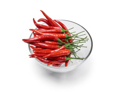 Beyaz arka planda izole edilmiş kırmızı kırmızı kırmızı kırmızı biberli cam bardak.