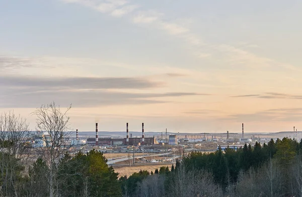 Paesaggio Industriale All Inizio Della Primavera Con Una Centrale Elettrica — Foto Stock