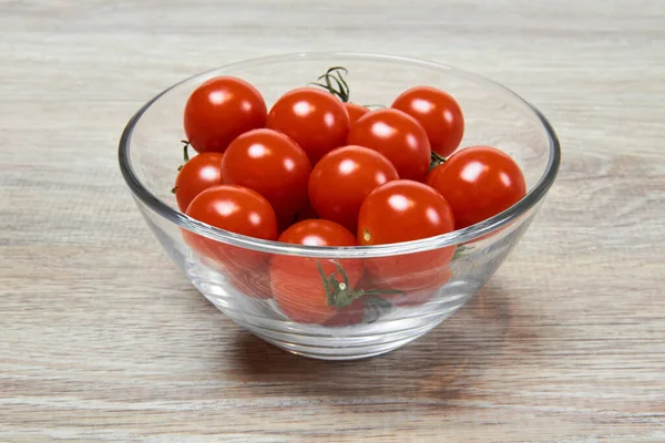 Pequeños Tomates Rojos Cereza Recipiente Vidrio Sobre Una Superficie Mesa — Foto de Stock