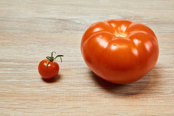 Tomate Cereza Pequeño Junto Tomate Ordinario Grande Mesa — Foto de Stock