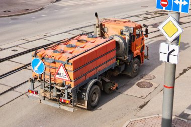 Perma, Rusya - 19 Nisan 2020: Turuncu sulama makinesi KamAZ 'ye dayanmaktadır. 