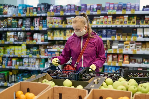 自家製マスクと保護手袋の女性は コロナウイルスCovid 19の発生時にスーパーマーケットで果物を購入 — ストック写真