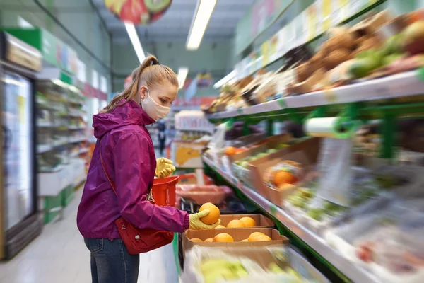 Žena Domácí Masce Ochranných Rukavicích Vybírá Jídlo Supermarketu Během Epidemie — Stock fotografie