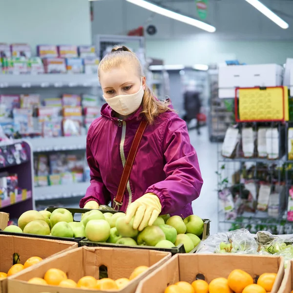 自家製マスクと保護手袋の女性は コロナウイルスCovid 19パンデミックの間に店で食べ物を購入します — ストック写真