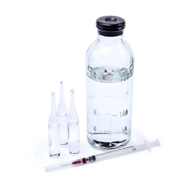 Medizinische Ampullen Mit Klarer Flüssigkeit Kochsalzflasche Und Spritze Isoliert Auf — Stockfoto