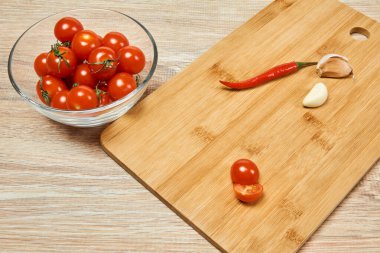 Bir fincan kiraz domatesli, biberli ve soyulmamış iki sarımsaklı karanfilli bir hayat.