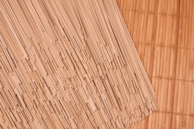 Kurutulmamış soba, karabuğdaydan yapılmış ince erişte, masa örtüsü üzerine serpiştirilmiş bir masa örtüsü.