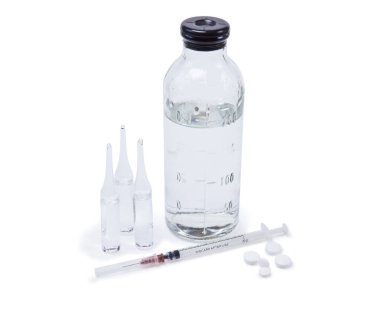 Cam tıbbi ampuller ilaç, şişe serum, şırınga ve haplar beyaz arka planda izole edilmiş.