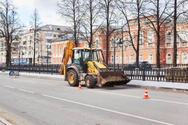 Perm, Rusya - 27 Nisan 2020: kepçe doldurucu yol onarımı sırasında sokakta duruyor