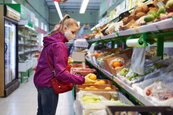 Žena Domácí Masce Ochranných Rukavicích Kupuje Ovoce Supermarketu Během Vypuknutí — Stock fotografie