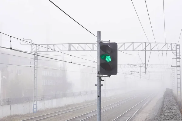 Paisaje Nebuloso Vías Ferrocarril Que Esconden Niebla Primer Plano Señal — Foto de Stock