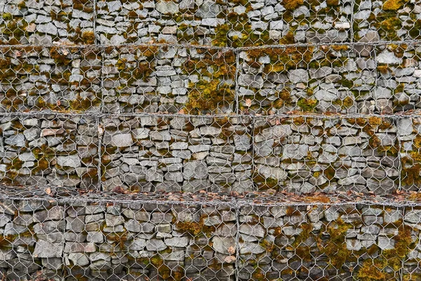 Tło Ściana Gabionowa Sześciokątnej Siatki Drucianej Granitowym Głazem — Zdjęcie stockowe