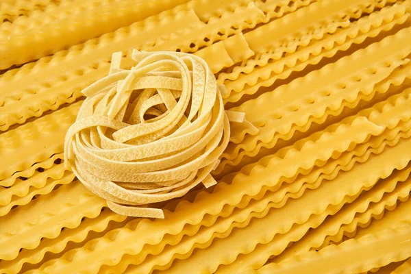 Trockene Pasta Tagliatelle Und Madaldini Warmen Hintergrund — Stockfoto