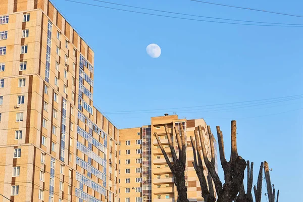 Wieczorny Pejzaż Miejski Księżycem Niebie Druty Wielopiętrowy Budynek Grubsza Przycięte — Zdjęcie stockowe