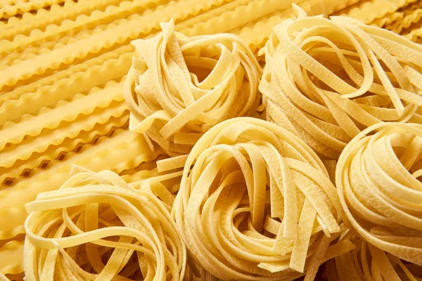 Trockene Nudeln Tagliatelle Und Madaldini Goldenen Hintergrund — Stockfoto