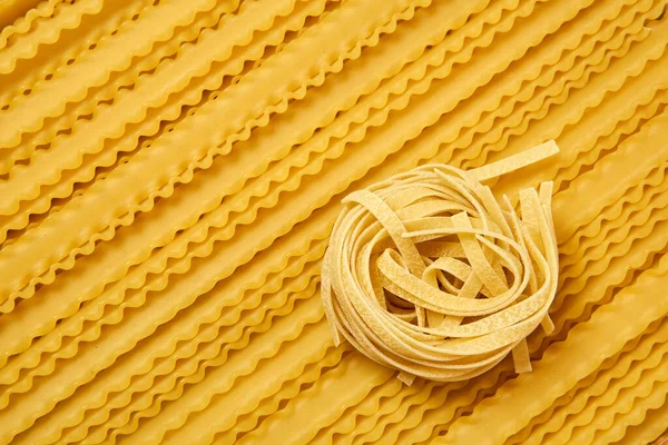Trockene Nudeln Tagliatelle Und Madaldini Goldenen Hintergrund — Stockfoto