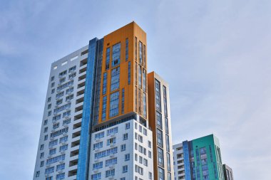 Perm, Rusya - 08 Mayıs 2020: Gökyüzüne karşı çok katlı modern binalar