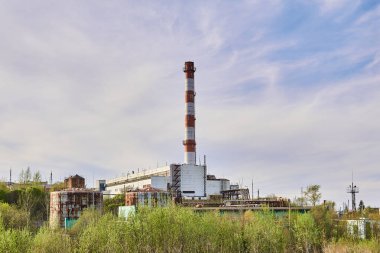 Bir bahar manzarasında dumansız bacası olan kojenerasyon bitkisini durdurdu.
