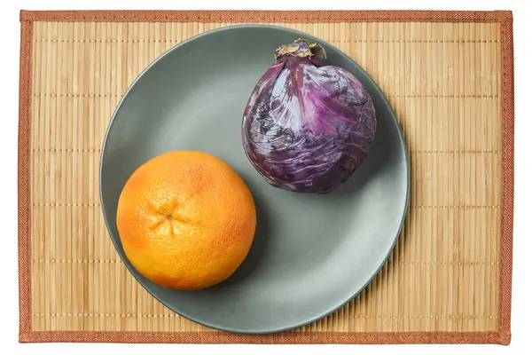 色の静物画 赤キャベツの紫色の頭と杖テーブルクロスの灰色のプレート上のバラ色の黄色のグレープフルーツ — ストック写真