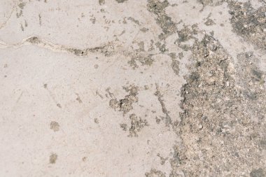 Çatlakları ve çizikleri olan taş duvar dokusu arka plan olarak kullanılabilir.