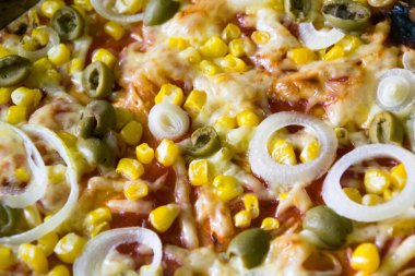 Pizza soslu mısır zeytin soğan fast food peyniri