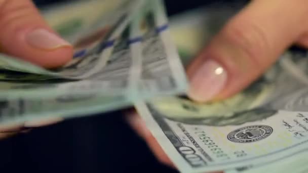 Žena počítá 100 dolarové bankovky — Stock video