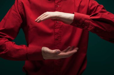 Kırmızı gömlekli adam dikkat et, görünmez nesneyi tut.