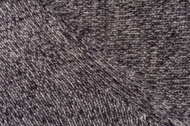 Gri bir örgü elbisenin yakın plan görüntüsü