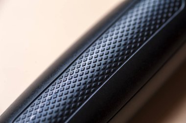 Siyah demir bir tüpün metal kaplamasını kapat.