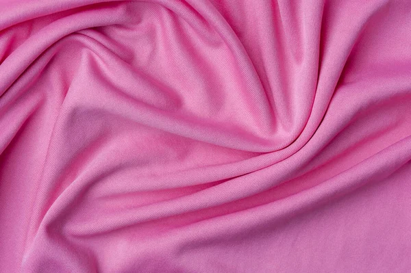 Fragmento de close-up de tecido de poliéster rosa amassado — Fotografia de Stock